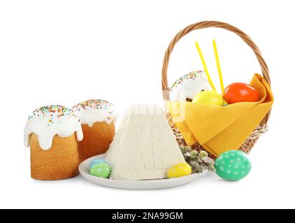 Zusammensetzung mit traditionellem Hüttenkäse osterpaskha auf weißem Hintergrund Stockfoto