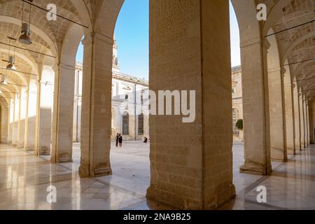 Historisches Zentrum von Lecce, Apulien, Italien mit einem jungen Paar, das von einem Fotografen auf dem Stadtplatz fotografiert wurde; Lecce, Apulien, Italien Stockfoto