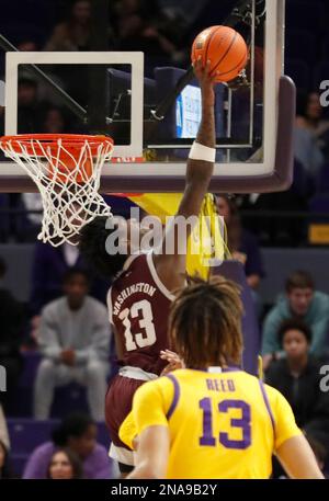 Baton Rouge, USA. 11. Februar 2023. Texas A&M Aggies Forward Solomon Washington (13) Blocks LSU Tigers Guard Justice Hill (3), gedreht während eines College-Basketballspiels im Pete Maravich Assembly Center in Baton Rouge, Louisiana, am Samstag, den 11. Februar 2022. (Foto: Peter G. Forest/Sipa USA) Kredit: SIPA USA/Alamy Live News Stockfoto