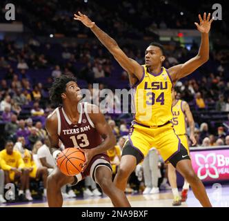 Baton Rouge, USA. 11. Februar 2023. LSU Tigers Forward Shawn Phillips Jr. (34) verteidigt Texas A&M Aggies Forward Solomon Washington (13) bei einem College-Basketballspiel im Pete Maravich Assembly Center in Baton Rouge, Louisiana, am Samstag, den 11. Februar 2022. (Foto: Peter G. Forest/Sipa USA) Kredit: SIPA USA/Alamy Live News Stockfoto