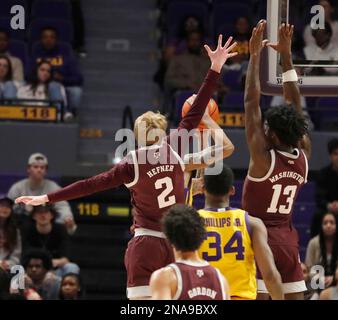 Baton Rouge, USA. 11. Februar 2023. Texas A&M Aggies Guard Hayden Hefner (2) und Forward Solomon Washington (13) versuchen beide, den Schuss der LSU Tigers Forward Tyrell ward (15) während eines College-Basketballspiels im Pete Maravich Assembly Center in Baton Rouge, Louisiana, am Samstag, den 11. Februar 2022 zu blockieren. (Foto: Peter G. Forest/Sipa USA) Kredit: SIPA USA/Alamy Live News Stockfoto