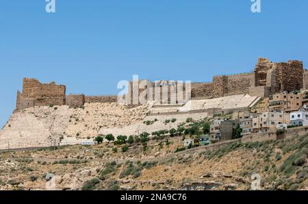Die Ruinen der Burg Kerak aus dem 12. Jahrhundert, die sich auf einem Hügel über der modernen Stadt Al-Karak in Jordanien befindet. Stockfoto