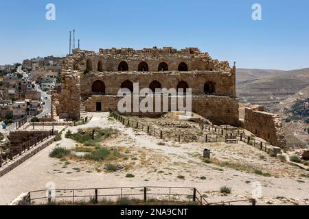 Ein Abschnitt mit Ruinen im Kerak Castle aus dem 12. Jahrhundert, das sich auf einem Hügel über der modernen Stadt Al-Karak in Jordanien befindet. Stockfoto