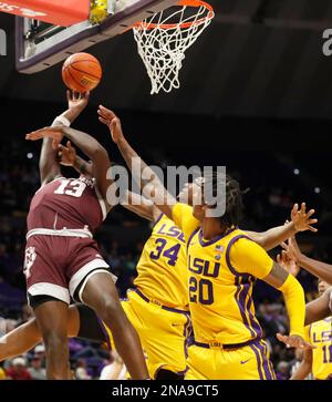 Baton Rouge, USA. 11. Februar 2023. Texas A&M Aggies Forward Solomon Washington (13) versucht während eines College-Basketballspiels im Pete Maravich Assembly Center in Baton Rouge, Louisiana, am Samstag, den 11. Februar 2022, einen Layup gegen LSU Tigers Forward Shawn Phillips Jr. (34). (Foto: Peter G. Forest/Sipa USA) Kredit: SIPA USA/Alamy Live News Stockfoto