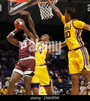 Baton Rouge, USA. 11. Februar 2023. Texas A&M Aggies Forward Solomon Washington (13) versucht während eines College-Basketballspiels im Pete Maravich Assembly Center in Baton Rouge, Louisiana, am Samstag, den 11. Februar 2022, einen Layup gegen LSU Tigers Forward Shawn Phillips Jr. (34). (Foto: Peter G. Forest/Sipa USA) Kredit: SIPA USA/Alamy Live News Stockfoto