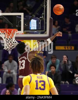 Baton Rouge, USA. 11. Februar 2023. Texas A&M Aggies Forward Solomon Washington (13) Blocks LSU Tigers Guard Justice Hill (3), gedreht während eines College-Basketballspiels im Pete Maravich Assembly Center in Baton Rouge, Louisiana, am Samstag, den 11. Februar 2022. (Foto: Peter G. Forest/Sipa USA) Kredit: SIPA USA/Alamy Live News Stockfoto