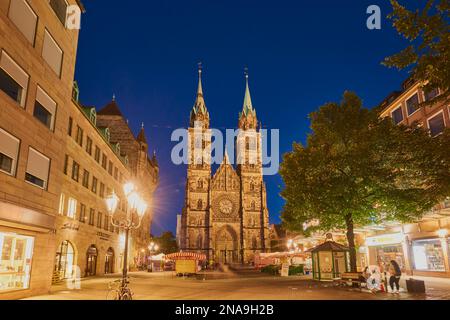 Nürnberger Hauptmarkt und St. Lorenzkirche zur blauen Stunde; Nürnberg, Franken, Bayern, Deutschland Stockfoto