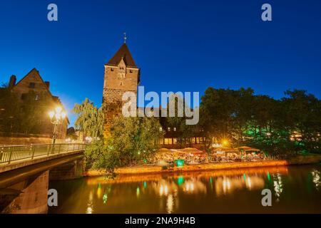 Pegnitz fließt zur blauen Stunde durch Nürnberg, Schloss Nürnberg, Altstadt; Nürnberg, Franken, Bayern, Deutschland Stockfoto