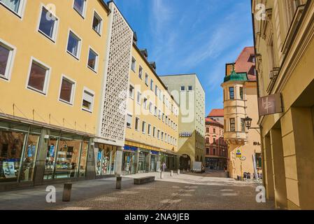 Blick auf die Gesandtenstraße in der historischen Stadt Regensburg, Deutschland; Regensburg, Bayern Deutschland Stockfoto