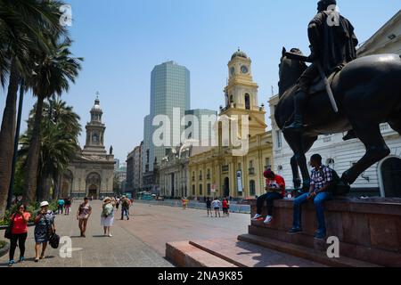 Plaza de Armas mit einem Kontrast zwischen alter und neuer Architektur in Santiago, Chile; Santiago de Chile, Chile Stockfoto