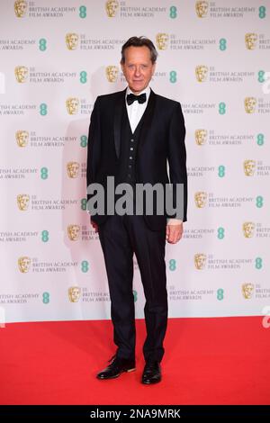 Aktenfoto vom 11. Oktober 04/21 von Richard E. Grant trifft für die EE BAFTA Film Awards in der Royal Albert Hall in London ein. Herr Grant hat gesagt, dass die Organisatoren der BAFTA wissen, dass er am Wochenende keine anderen Schauspieler "rösten" wird. Der 65 Jahre alte Schauspieler - bekannt für seine Werke im Gosford Park, Star Wars: The Rise of Skywalker und Downton Abbey - veranstaltet am Sonntag die jährliche Verleihung der Filmpreise 76. in der Royal Festival Hall des Southbank Centre. Ausgabedatum: Montag, 13. Februar 2023. Stockfoto