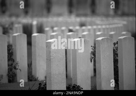 Yper, Belgien - 7. August 2021. Detail der Kriegsdenkmäler auf dem Tyne Cot Friedhof. Tyne Cot ist der größte britische Friedhof aus dem ersten Weltkrieg. Stockfoto