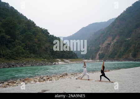 Yoga-Kurs am Ufer des Ganges, der durch die Ausläufer des Himalaya zwischen Rishikesh und Devprayag im Ganges Valley, U fließt Stockfoto