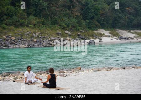 Yoga-Kurs am Ufer des Ganges, der durch die Ausläufer des Himalaya zwischen Rishikesh und Devprayag im Ganges Valley, U fließt Stockfoto