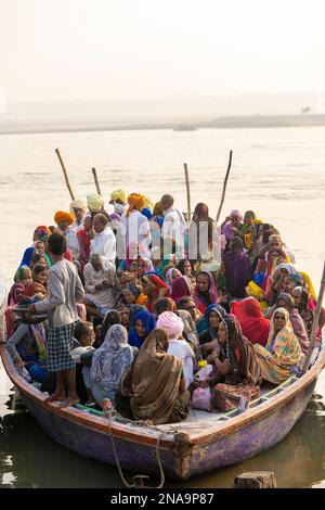 Pilger auf dem Boot auf den Varanasi Ghats am Ufer des Ganges, Uttar Pradesh, Indien; Varanasi, Uttar Pradesh, Indien Stockfoto