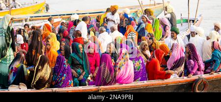 Pilger auf dem Boot auf den Varanasi Ghats am Ufer des Ganges, Uttar Pradesh, Indien; Varanasi, Uttar Pradesh, Indien Stockfoto