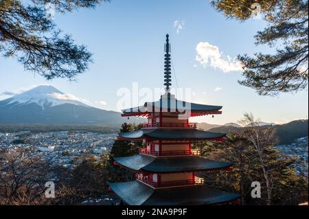 Shimoyoshida, Japan - 27. Dezember 2019. Außenaufnahmen der berühmten Chureito-Pagode und des fuji bei Sonnenuntergang. Stockfoto