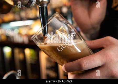 REDAKTIONELLE USE ONLY File Foto vom 14. Oktober 05/21 von einem Pint Guinness, das in einem Pub gegossen wird, da die Zahl der Kneipen- und Barunternehmen, die letzte Bestellungen aufgeben, in einem Jahr um mehr als 200 gestiegen ist, deuten neue Zahlen darauf hin. Stockfoto