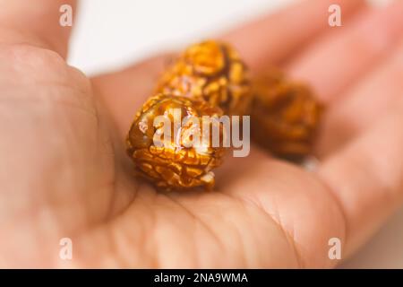 Süßes, verzehrfertiges Popcorn in Nahaufnahme der Hand. Stockfoto