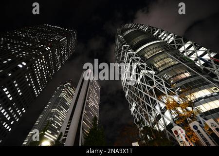 Moderne Skyline von Nishi-Shinjuku bei Nacht. Tokio, Japan. Stockfoto