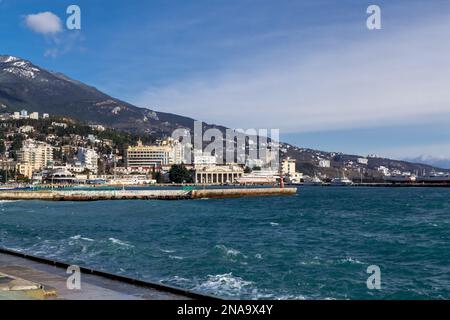 Jalta, Republik Krim, Russland - Februar 6 2023: Stadtbild, Blick auf den Hafen von Jalta. Südküste der Halbinsel Krim, umgeben von den Schwarzen Stockfoto