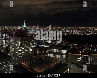 Tokio bei Nacht. Blick auf die Stadt von der Aussichtsplattform oben auf dem Tokyo Metropolitan Government Building in Shinjuku. Stockfoto