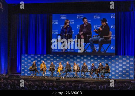 Santa Barbara, USA. 11. Februar 2023. (l-r) Moderatorin Anne Thompson, Daniel Scheinert, Kazuo Ishiguro, Lesley Paterson, Martin McDonagh, Rian Johnson, Ruben Östlund, Sarah Polley, Tony Kushner und Todd Field. The 2023 Santa Barbara International Film Festival Writers Panel at the Arlington Theater in Santa Barbara, Kalifornien, 11. März 2022. (Foto: Rod Rolle/Sipa USA) Guthaben: SIPA USA/Alamy Live News Stockfoto