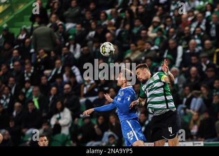 Lissabon, Portugal. 12. Februar 2023. Sebastián Coates of Sporting CP (R) mit Toni MartÌnez vom FC Porto (L) in Aktion während des Spiels Liga Bwin zwischen Sporting CP und FC Porto im Estadio Jose Alvalade. (Endstand: Sporting CP 1:2 FC Porto) Guthaben: SOPA Images Limited/Alamy Live News Stockfoto