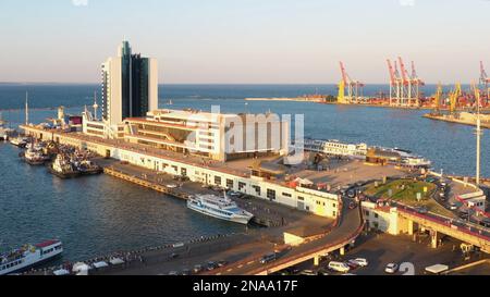 Blick von einer Drohne über das Hotel Odessa und den Hafen von Odesa. Kreuzfahrthafen und Frachthafen. Stockfoto