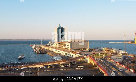 Hotel Odessa und Kreuzfahrtanleger am Hafen von Odesa. Blick von der Potemkin Treppe. Abendliche Stadt und Meereslandschaft. Stockfoto