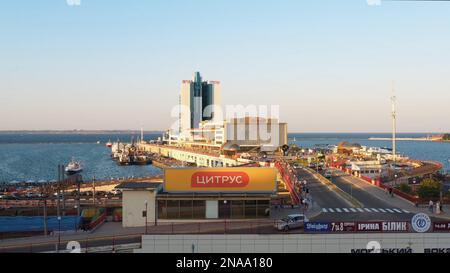 Odesa, Ukraine - 08.08.2020 Uhr: Hotel Odessa und Kreuzfahrtanleger im Hafen von Odesa. Abendliche Stadtlandschaft im Hintergrund. Stockfoto