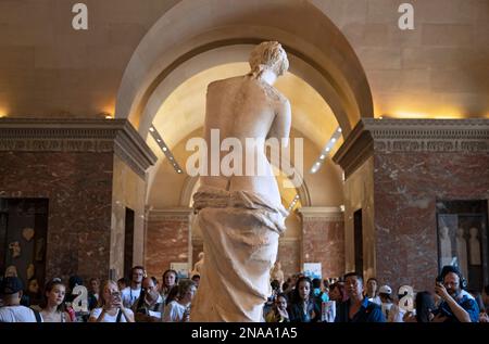 Touristen sehen und fotografieren die Skulptur Venus de Milo im Louvre in Paris; Paris, Frankreich Stockfoto