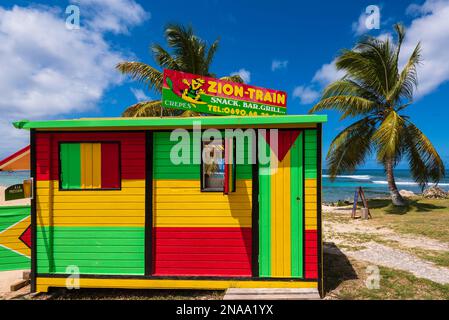 Snackbar in lebhaften Farben am Strand von Anse-Bertrand, Grand-Terre, Guadeloupe, Französisch-Westindien Stockfoto