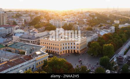 Odessa bei Sonnenuntergang oder Sonnenaufgang aus der Vogelperspektive. Ukrainische Stadtlandschaft. Stockfoto