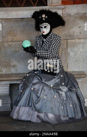 Venedig, Italien. 13. Februar 2023 Reveller tragen traditionelle Karnevalskostüme und -Masken, zusammen mit Touristen strömen nach Venedig, um den Karneval in Venedig zu besuchen. Kredit: Carolyn Jenkins/Alamy Live News Stockfoto