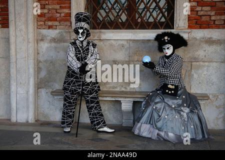 Venedig, Italien. 13. Februar 2023 Reveller tragen traditionelle Karnevalskostüme und -Masken, zusammen mit Touristen strömen nach Venedig, um den Karneval in Venedig zu besuchen. Kredit: Carolyn Jenkins/Alamy Live News Stockfoto