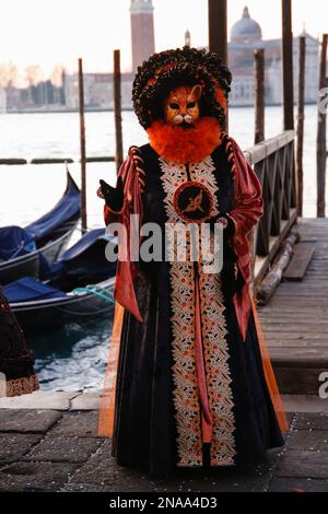 Venedig, Italien. 13. Februar 2023 Reveller tragen traditionelle Karnevalskostüme und -Masken, zusammen mit Touristen strömen nach Venedig, um den Karneval in Venedig zu besuchen. Kredit: Carolyn Jenkins/Alamy Live News Stockfoto