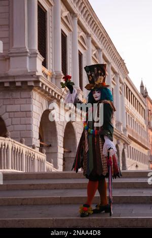 Venedig, Italien. 13. Februar 2023 Reveller tragen traditionelle Karnevalskostüme und -Masken, zusammen mit Touristen strömen nach Venedig, um den Karneval in Venedig zu besuchen. Kredit: Carolyn Jenkins/Alamy Live News Stockfoto