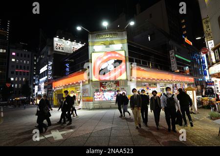 Die lebhaften kleinen Gassen in Nishishinjuku mit vielen Bars, Clubs und Restaurants. Shinjuku, Tokio, Japan. Stockfoto