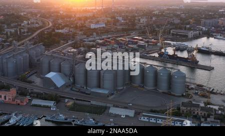 Blick auf die Stadt mit Hafen. Getreideterminals in Odessa. Abendlicht bei Sonnenuntergang. Stockfoto