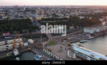 Luftaufnahme der Stadt Odesa mit Hafen. Kreuzfahrtschiffe und Straßen. Stockfoto