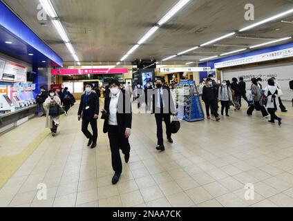 Japaner stürmen durch den Bahnhof Shinjuku. Tokio, Japan. Stockfoto