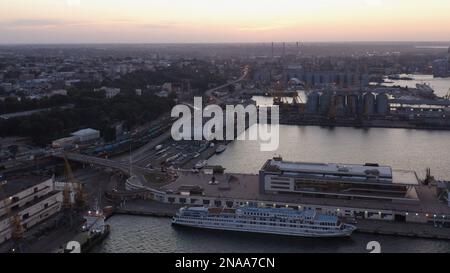 Blick von der Drohne auf die Stadt mit Hafen. Abenddämmerung am Himmel. Stockfoto