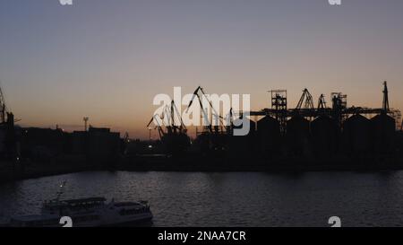 Landschaft von Seehafen und Schiff ohne Strom bei Nacht. Stromausfall in Odessa, Ukraine. Stockfoto