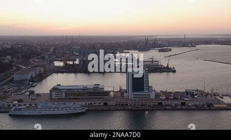 Abendliche Stadtlandschaft mit Hafen am Meer. Odessa Hotel und Kreuzfahrtschiff. Stockfoto