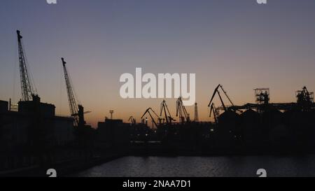 Landschaft des Odesa Seehafens bei Nacht. Rückzieher in der Ukraine. Abenddämmerung am Himmel. Stockfoto