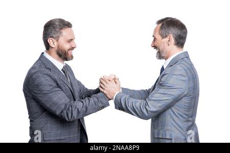Lächelnde Geschäftsmänner, die zur Partnerschaft gratulieren. Zwei Geschäftsmänner gratulieren, Partnerschaft Stockfoto