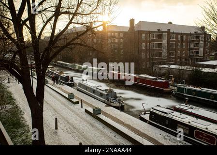 Regents Canal an einem kalten und verschneiten Tag, Shoreditch, London, Großbritannien © Dosfotos/Axiom Stockfoto