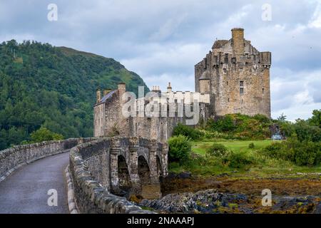 Ein Blick auf Eilean Donan Castle und seine Causeway-Brücke in Kyle of Lochalsh, Schottland; Kyle of Lochalsh, Schottland Stockfoto