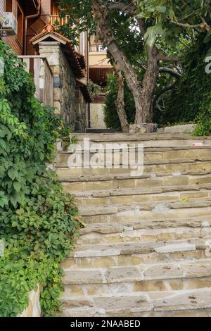 Treppen auf der Straße der Altstadt. Erkunden Sie antike Architektur Stockfoto